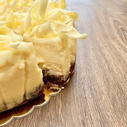 Sernik z białą czekoladą na czekoladowo-orzechowym spodzie 150 g