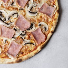 Z szynką  i pieczarkami  50cm