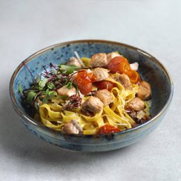 Makaron fettucine z łososiem